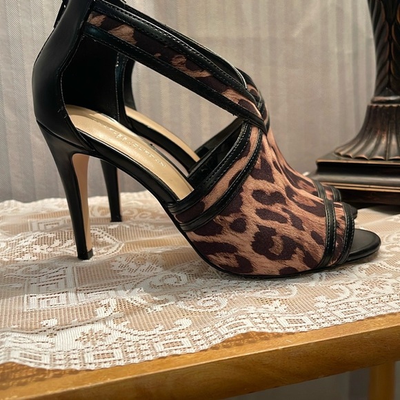 Charles Jourdan Brown and Black Heels with Open-Toe Design and Crisscross Straps - Picture 3 of 14